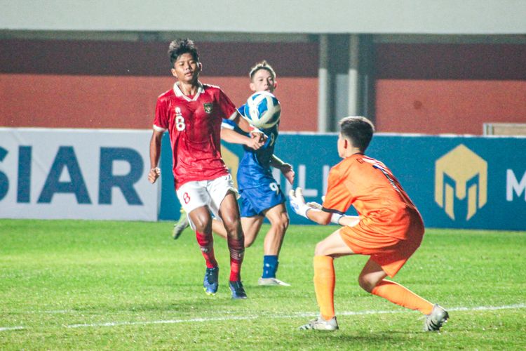 Kiper Filipina U16, Cesar Castro, mencoba menangkap bola dalam laga Indoensia vs Filipina di ajang Piala AFF U16 2022, Minggu (31/7/2022).