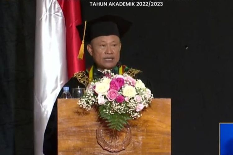 Rektor UNJ Prof. Komarudin dalam wisuda 1.776 wisudawan/wati semester 117 tahun akademik 2022/2023 pada 21 Maret 2023 di Jakarta.