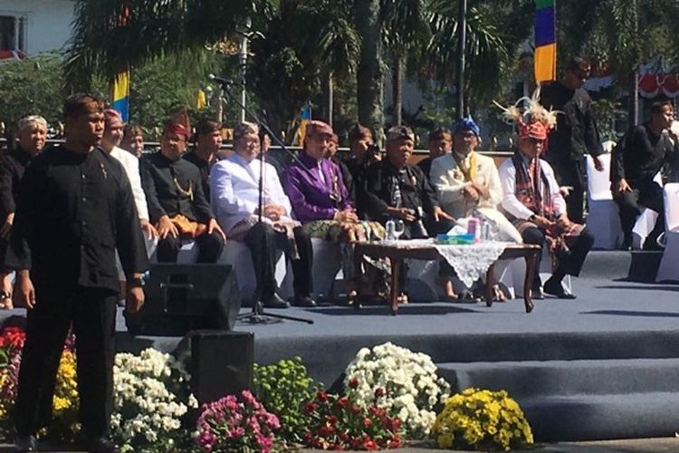 Presiden Joko Widodo bersama Gubernur Jabar Ahmad Heryawan, Wali Kota Bandung Ridwan Kamil pada acara Karnaval Kemerdekaan Pesona Parahyangan 2017, di Bandung, Sabtu (26/8/2017).