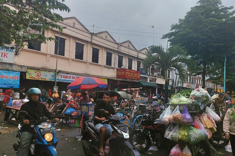 Masyarakat Kota Salatiga belanja di Pasar Pagi Jalan Jenderal Sudirman yang menjadi sentra ekonomi.