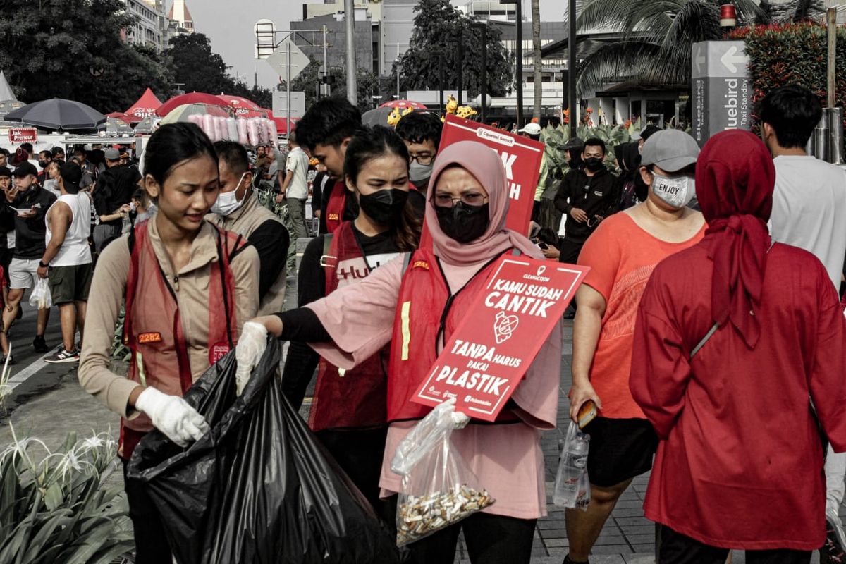 Operasi Semut, relawan yang memunguti sampah di di car free day (CFD) atau hari bebas kendaraan bermotor (HBKB), Bundaran HI, Jakarta Pusat.