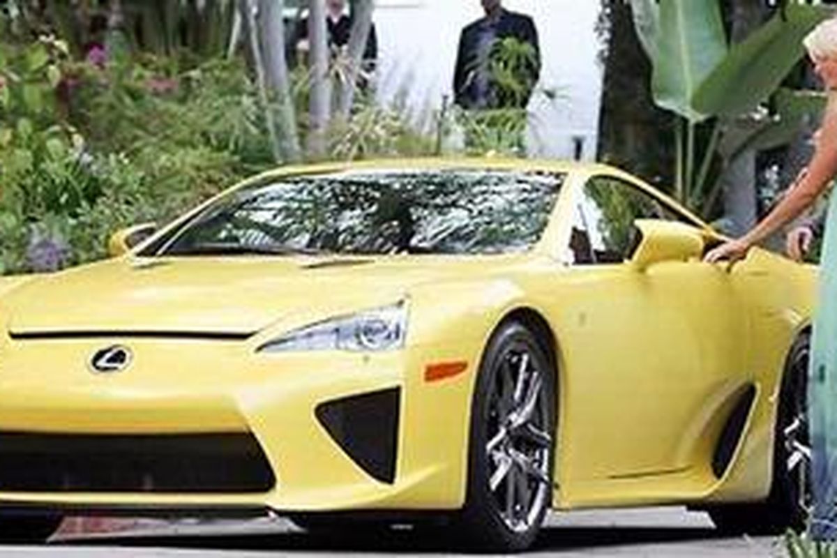 Paris mengamati Lexus LFA pemberian dari sang kekasih Cy