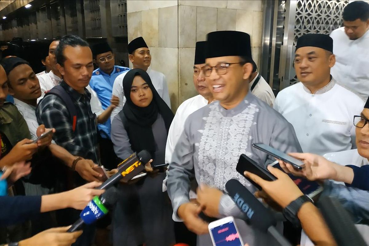 Gubernur DKI Jakarta Anies Baswedan berbicara kepada awak media selepas menunaikan salat tarawih di Masjid Istiqlal, Sabtu (11/5/2019)