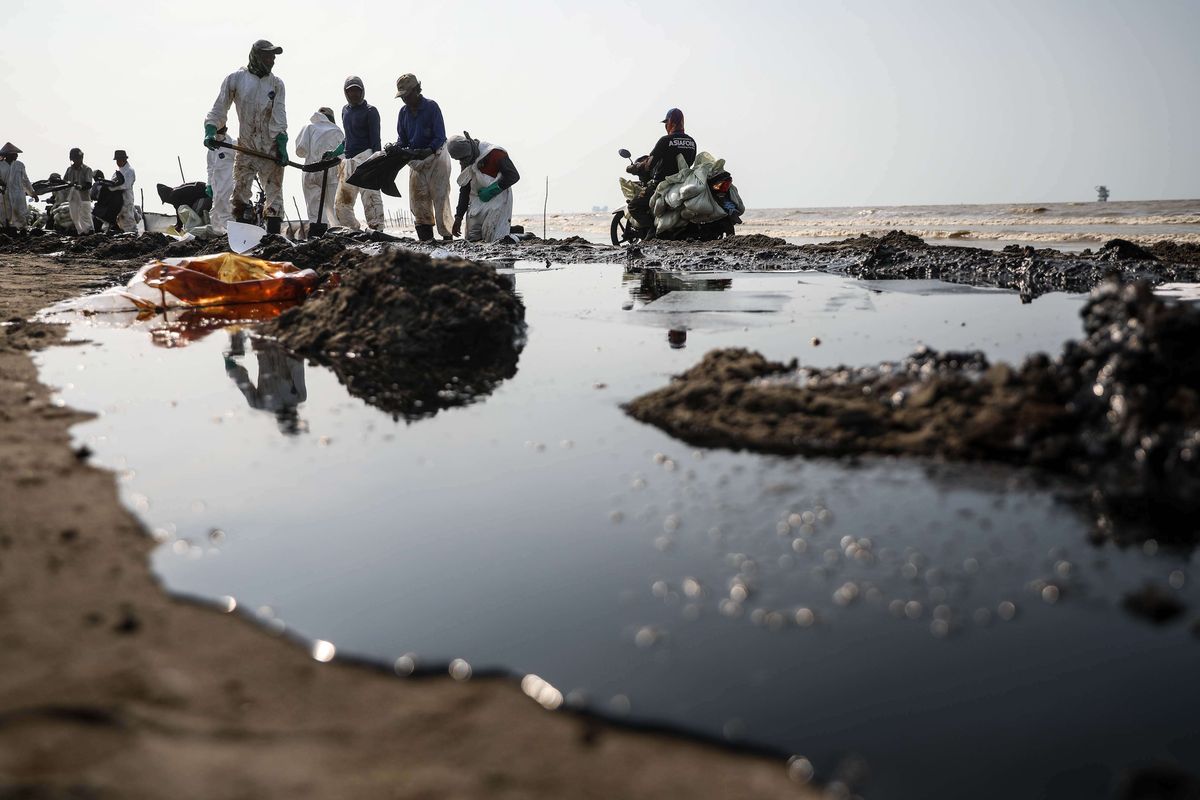 Warga mengumpulkan limbah tumpahan minyak Oil Spill yang tercecer milik Pertamina di Pesisir Pantai Cemarajaya, Karawang, Jawa Barat, Minggu (4/8/2019). Pasir yang tercemar minyak tersebut dikumpulkan dan akan dipindahkan ke pabrik penyimpanan limbah B3 (Bahan Berbahaya dan Beracun) untuk dimusnahkan.