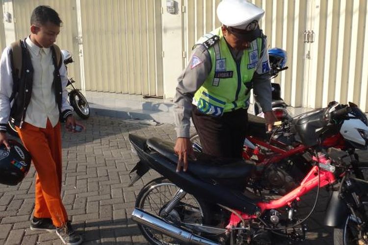 Petugas Satlantas Polres Jember, Jawa Timur, mengamankan motor pelajar yang tidak dilengkapi surat- surat, Rabu (11/9/13)