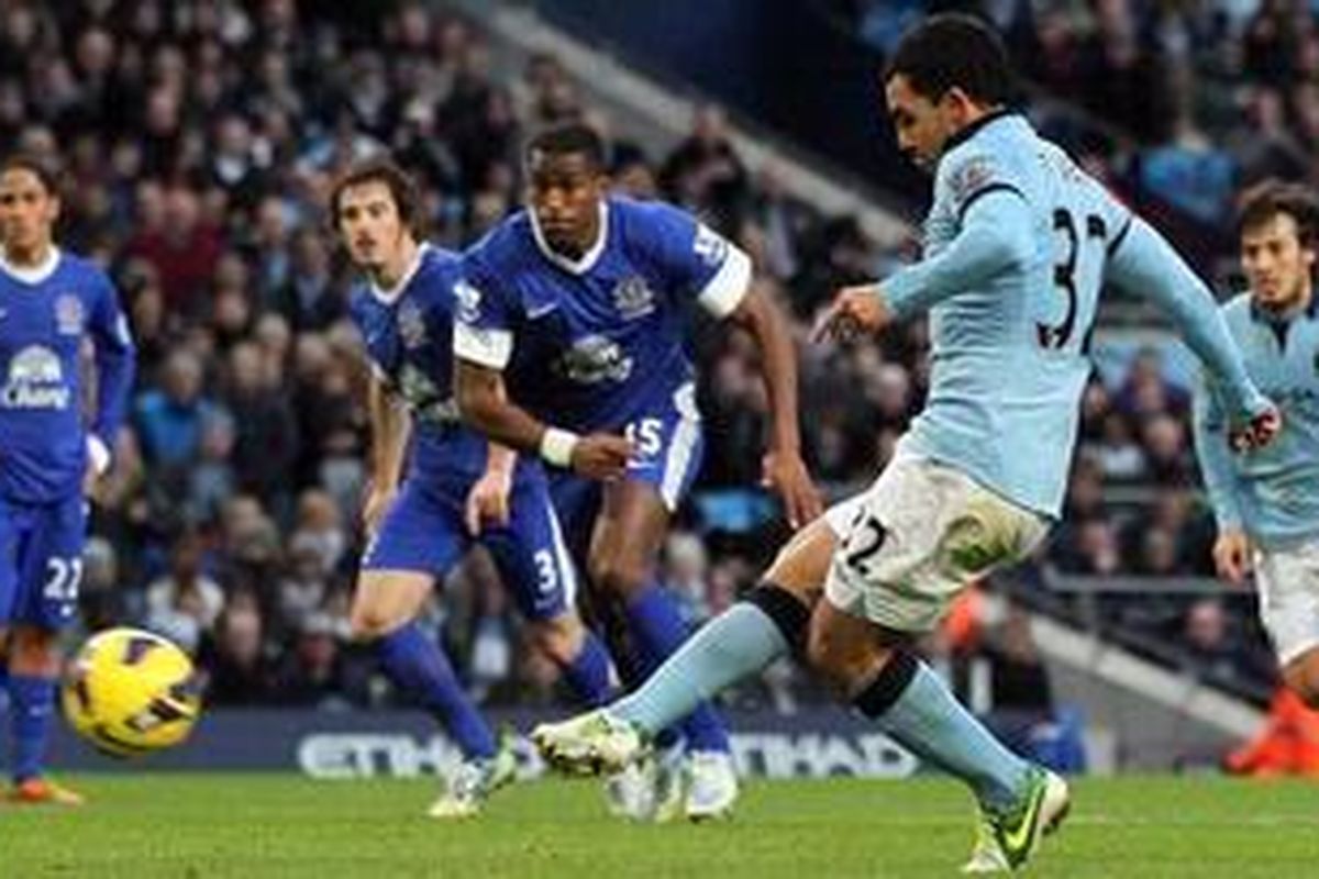 Penyerang Manchester City, Carlos Tevez, mencetak gol dari titik putih ke gawang Everton dalam lanjutan Premier League, Sabtu (1/12/2012).