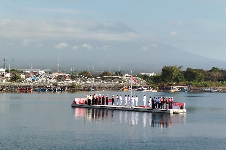 Upacara kemerdekaan di atas laut Banyuwangi yang menjadi saksi Pertempuran Selat Bali 5 April 1946.