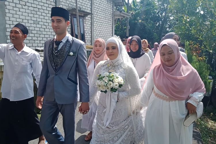 Muhammed (25), pria asal turki sedang melangsungkan akad nikah dengan Putri (22), perempuan asal Desa Banjararum, Kecamatan Rengel, Kabupaten Tuban, Jawa Timur, Minggu (5/3/2023).