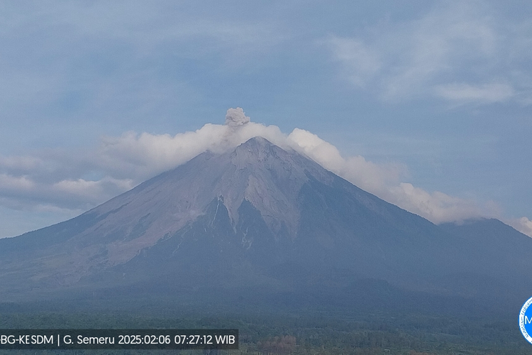 Visual erupsi Gunung Semeru berupa letusan setinggi 400 meter, Kamis (6/2/2025)