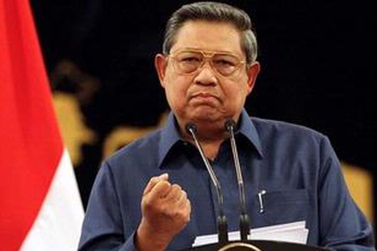 Presiden Susilo Bambang Yudhoyono, menyampaikan konferensi persnya di Istana Negara, Jakarta, Senin (8/10/2012). Dalam kesempatan tersebut Presiden menegaskan bahwa penanganan kasus Simulator SIM di Korlantas Mabes Polri, yang melibatkan Irjen (Pol) Djoko Susilo, sepenuhnya ditangani KPK, penanganan kasus penyidik KPK, Novel Baswedan, dan rencana revisi UU KPK, ditangguhkan karena waktunya tidak tepat.