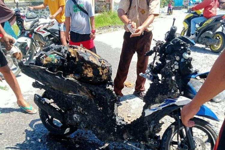 Sebuah sepeda motor jenis Matic Warna Biru bernomor polisi DC 3576 XA mengalami kebakaran di Jalan Trans Sulawesi, Depan Kantor Camat Baebunta, Kelurahan Salassa, Kecamatan Baebunta, Kabupaten Luwu Utara, Sabtu (15/01/2022)