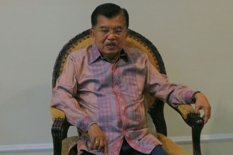 Wapres Jusuf Kalla saat diwawancarai awak media di kantornya
