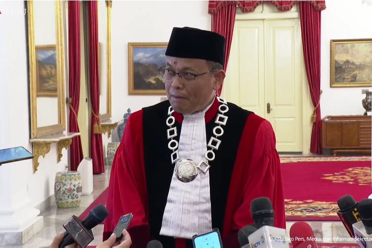 Hakim Mahkamah Konstitusi (MK) Guntur Hamzah memberikan keterangan pers seusai mengucapkan sumpah jabatan di Istana Negara, Jakarta, Rabu (23/11/2022).