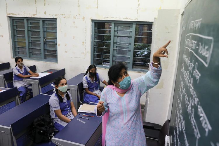 Beberapa negara bagian di India sudah mengizinkan sekolah dibuka kembali dengan pembatasan jumlah murid yang hadir.