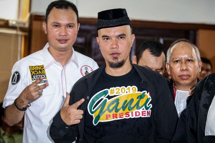 Artis musik Ahmad Dhani tiba untuk menjalani sidang kasus dugaan ujaran kebencian di Pengadilan Negeri Jakarta Selatan, Senin (16/4/2018). Ahmad Dhani diduga melanggar Pasal 45A Ayat 2 juncto Pasal 28 Ayat 2 Undang-undang Nomor 19 Tahun 2016 tentang Informasi dan Transaksi Elektronik juncto Pasal 55 Ayat 1 KUHP.