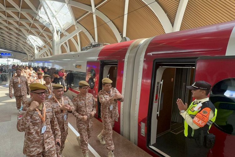 Sejumlah kepala daerah yang mengikuti kegiatan retret nasional di Kampus IPDN Jatinangor memilih Kereta Cepat Whoosh sebagai moda transportasi, Minggu (22/6/2025).