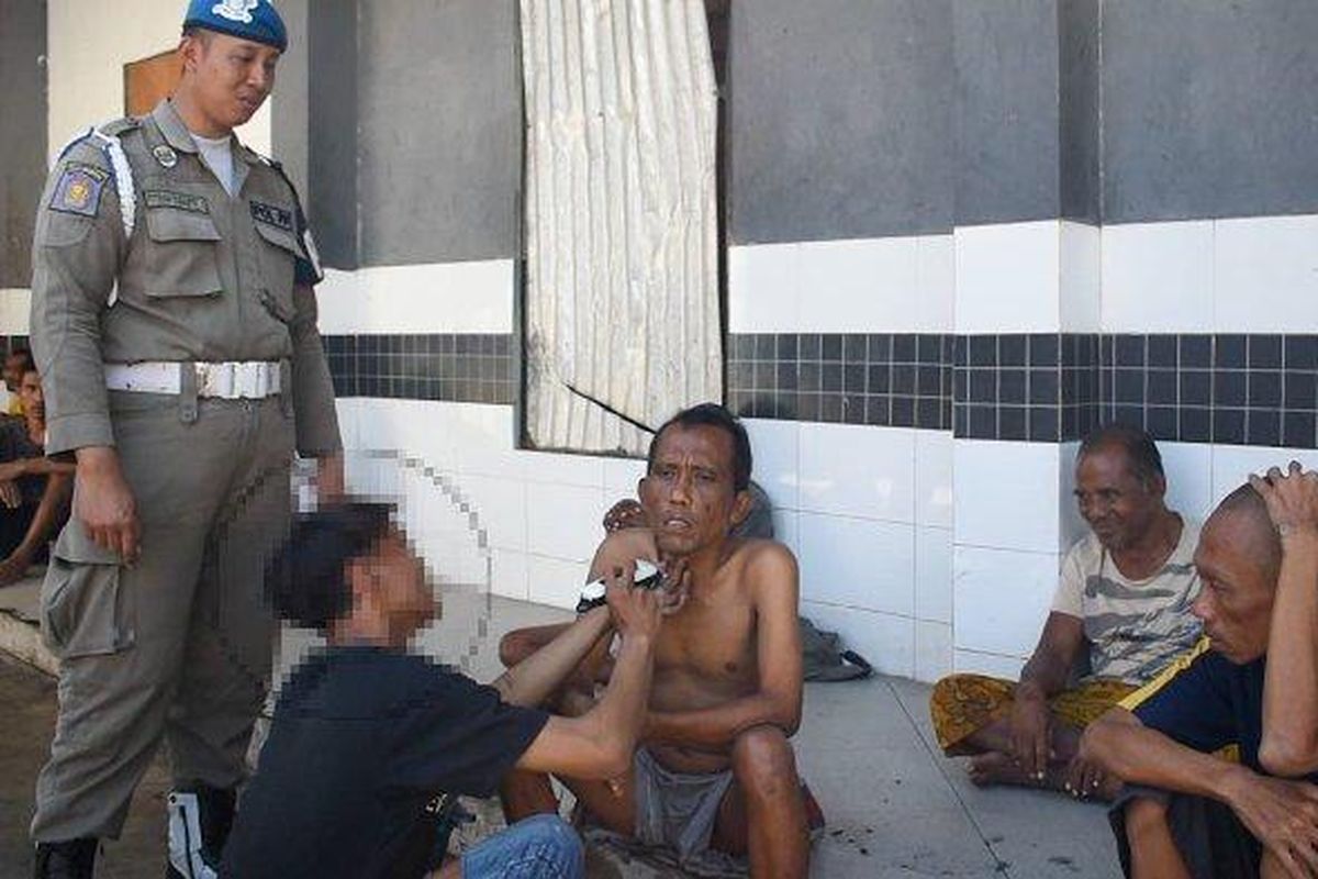 Remaja yang hendak tawuran di Surabaya terjaring oleh petugas. Mereka pun mendapat sanksi pembinaan berupa kewajiban membantu Orang Dengan Gangguan Jiwa (ODGJ) di Lingkungan Pondok Sosial (Liponsos) Keputih 
