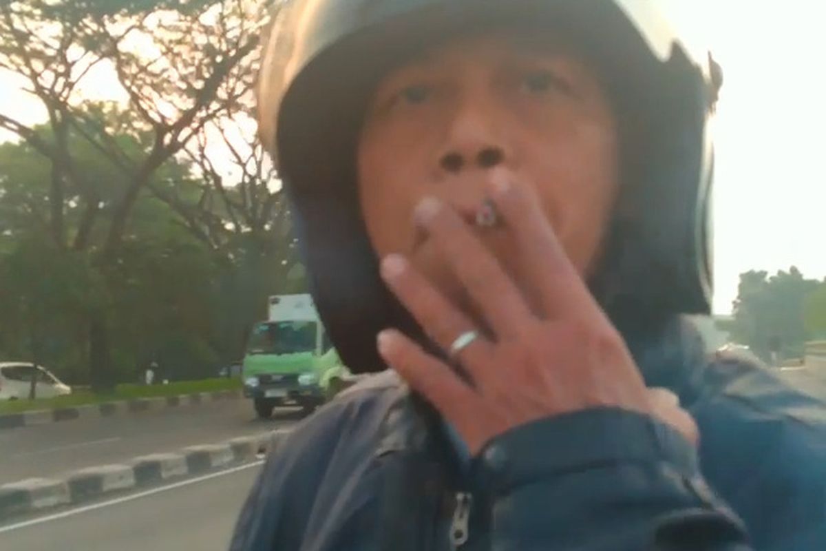 seorang pengendara motor di Bandung ngamuk tak terima ditegur karena merokok sambil berkendara, Rabu (12/6/2024)