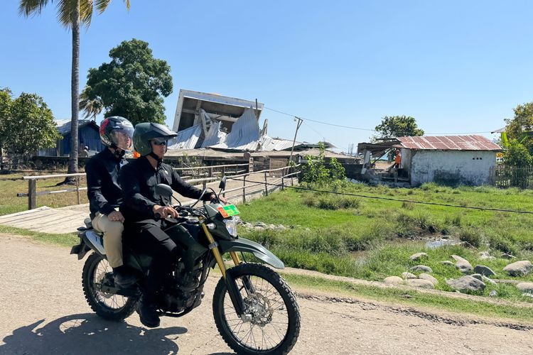 Lanjutkan Kunker di NTT, Gibran Naik Motor Temui Korban Gempa di Kampung Waso
