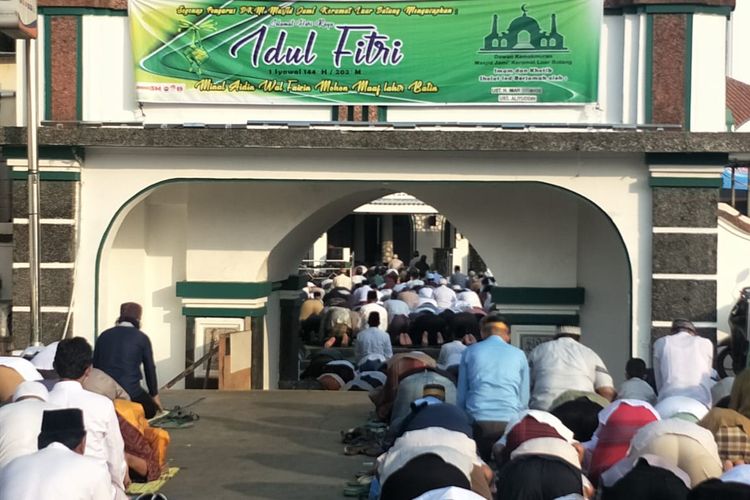 Masjid Keramat Luar Batang yang berlokasi di Penjaringan, Jakarta Utara, dipadati jemaah yang hendak melakukan shalat id pada Hari Raya Idul Fitri, Kamis (13/5/2021).