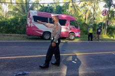 Hendak Menyalip, Mobil Travel Angkut 15 Penumpang Terguling di Jembrana