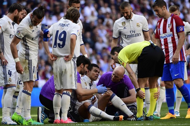 Pepe mendapatkan perawatan saat Real Madrid melawan Atletico Madrid pada partai lanjutan La Liga - kasta teratas Liga Spanyol - di Stadion Santiago Bernabeu, Sabtu (8/4/2017).