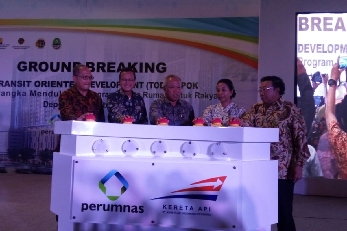 Menteri BUMN Rini Soemarno bersama Menteri PUPR Basuki Hadimulyono (tengah) didampingi pejabat dari Kemenhub, Kementerian Agraria dan Tata Ruang, PT KAI dan Perum Perumnas saat acara groundbreaking rusun berkonsep transit oriented development di Stasiun Pondok Cina, Depok, Senin (2/10/2017).