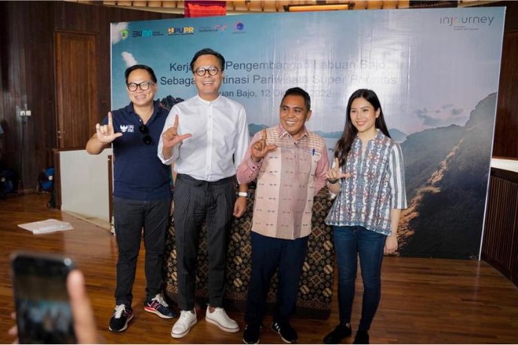 Direktur Utama Injourney Dony Oskaria, Bupati Manggarai Barat Edistasius Endi, Wakil Menteri II BUMN Kartiko Wirjoatmodjo, dan Wakil Menteri Pariwisata dan Ekonomi Kreatif Angela Tanoesoedibjo dalam penyerahan LoI pengembangan wisata Labuan Bajo 

