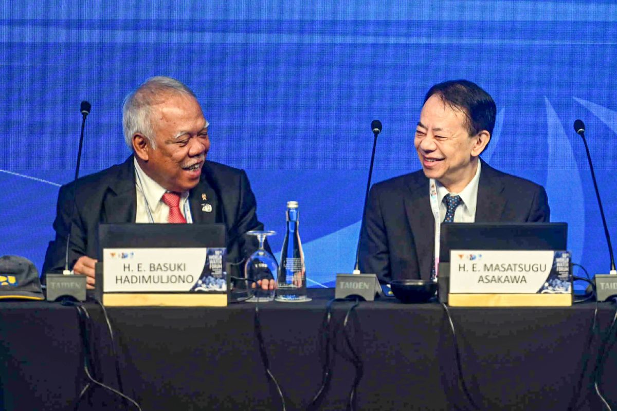 Menteri PUPR Basuki Hadimuljono (kiri) berbincang dengan President of the Asian Development Bank (ADB) Masatsugu Asakawa (kanan) dalam diskusi High Level Panel sesi ke-15 World Water Forum ke-10 di Bali International Convention Center, Nusa Dua, Badung, Bali, Selasa (21/5/2024). Diskusi tersebut mengangkat tema Global South Cooperation Bandung Spirit Water Summit. 