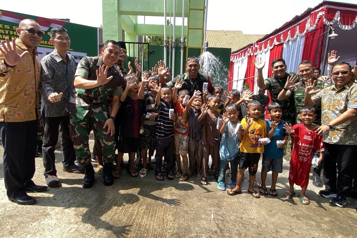 Peresmian program Sarana Air Bersih Komunal (Sabuk) dari FKS Foundation bekerja sama dengan Kodam IV Diponegoro di Kecamatan Masaran, Sragen, Jawa Tengah (11/5/2025).