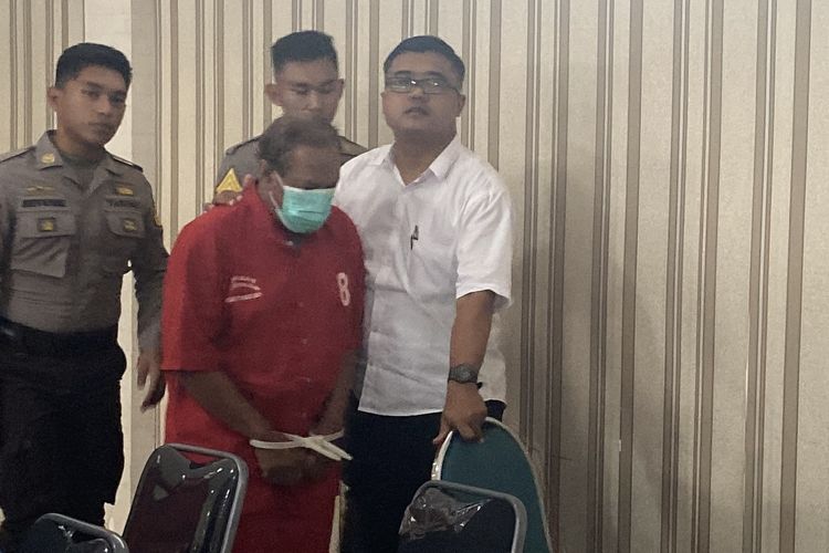 Tersangka mafia tanah saat berada di Mapolrestabes Surabaya
