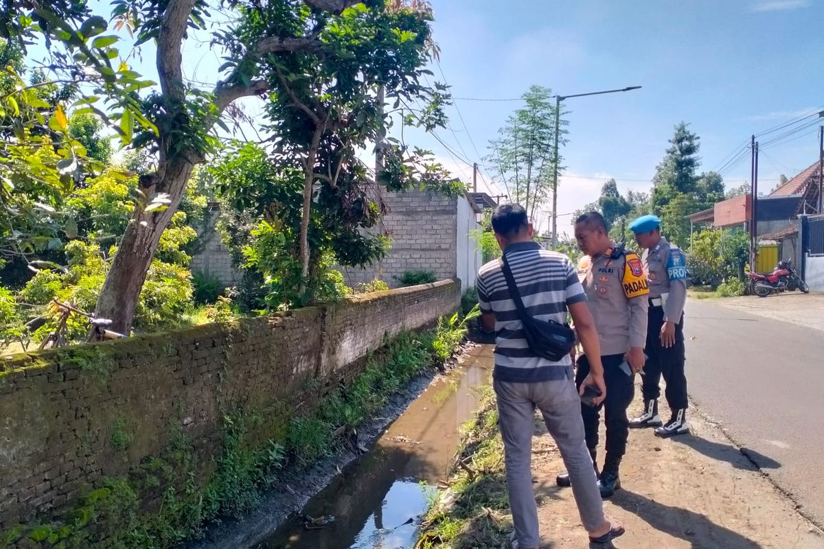 Kapolsek Pare AKP Rudi Darmawan beserta anggotanya saat memeriksa lokasi temuan mayat bayi di selokan Desa Tunglur, Kecamatan Badas, Kabupaten Kediri, Jawa Timur, Selasa (11/3/2025).