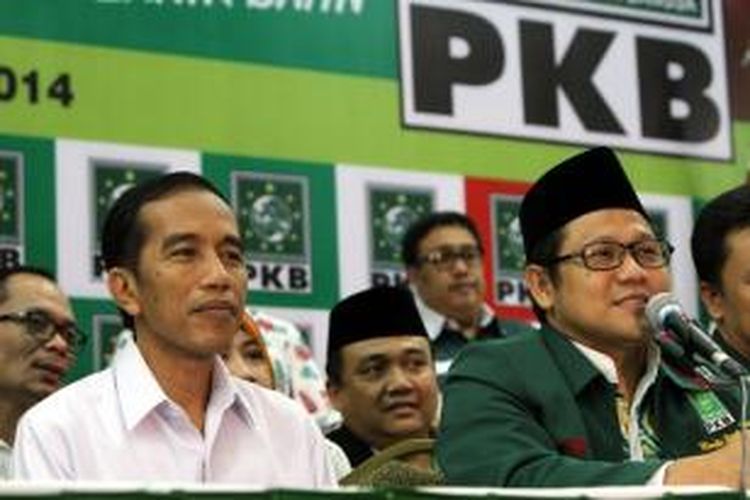 Bakal Capres PDIP, Jokowi bersama Ketua Umum PKB, Muhaimin Iskandar saat acara konsolidasi nasional di kantor DPP PKB, Jakarta Pusat, Selasa (13/5/2014). Jokowi hadir pada konsolidasi nasional untuk pemenangan dirinya pada pilpres mendatang.  