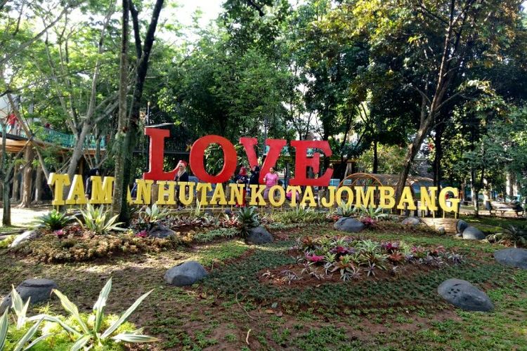 Warga memanfaatkan fasilitas di Taman Hutan Kota Jombang, Jalan Pertanian, Jombang, Ciputat, Tangsel, Minggu (9/2/2020) pagi.