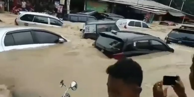 Perumahan Pondok Gede Permai, Bekasi, mobil terseret genangan air banjir.