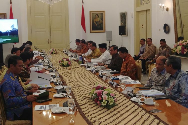 Presiden Jokowi memimpin rapat terbatas di Istana Bogor, Rabu (18/4/2018). 
