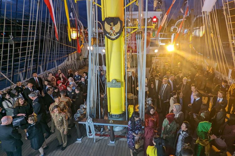 Suasana resepsi diplomatik di atas kapal KRI Bima Suci yang bersandar di pangkalan HMAS Kuttabul, Sydney, New South Wales (NSW), Australia, Senin (12/9/2022).
