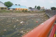 Sungai di Pangkal Pinang Mengering, Popok Bayi hingga Sampah Plastik Bermunculan