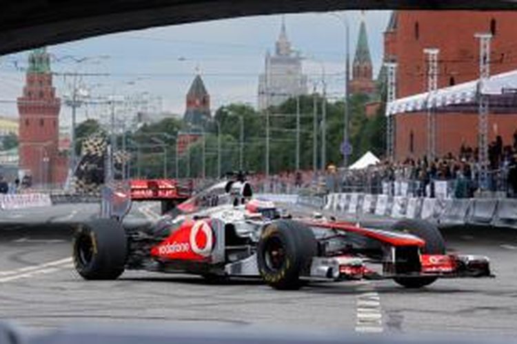 Pebalap Formula One dari tim McLaren Mercedes, Jenson Button, mengendarai mobilnya pada Moscow City Racing 2013 di Moskow, Rusia, Minggu (21/7/2013).