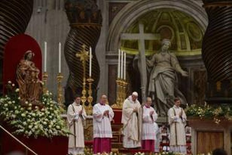 Paus Fransiskus (tengah) saat memimpin Misa Tengah Malam di Basilika Santo Petrus, Vatikan, Kamis (25/12/2014) dini hari. 