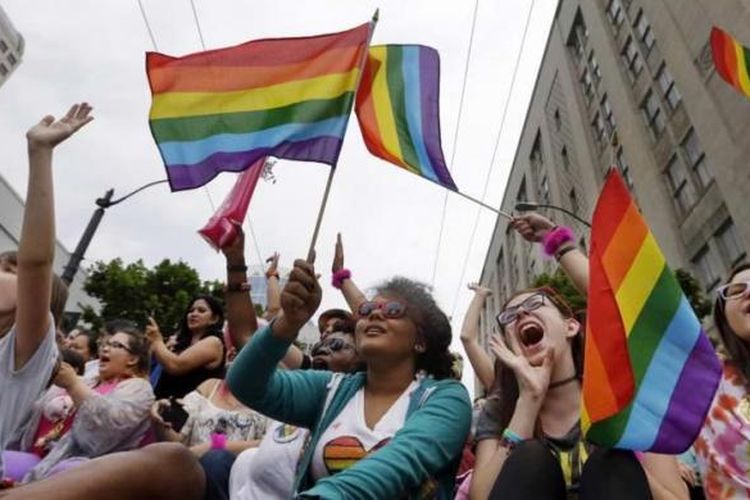 Penonton parade ikut bersuka-cita saat Gay Pride Parade di Seattle, 28 Juni 2015, dua hari setelah Mahkamah Agung (MA) Amerika Serikat melegalkan pernikahan sesama jenis di 50 negara bagian.