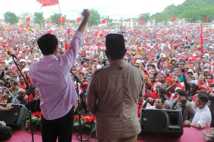 Bakal calon presiden PDIP Joko Widodo (kiri) saat menjadi orator dalam kampanye pemilihan legislatif di Jayapura, Papua, Sabtu (5/4/2014). 