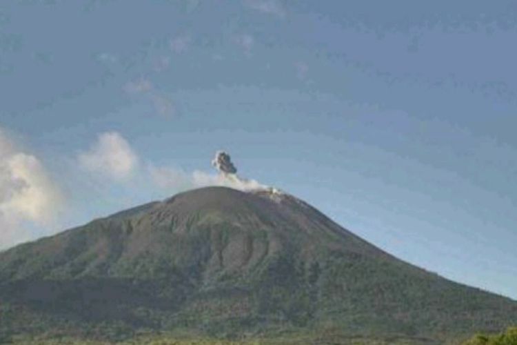 Foto: Gunung api Ile Lewotolok, Kabupaten Lembata, Provinsi NTT, meletus pada Minggu (1/5/2022).