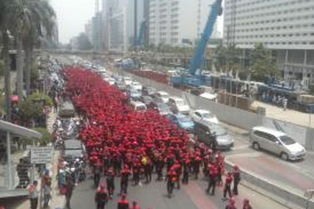 Massa KSPI mulai bergerak ke Istana Negara, Jl.Thamrin Jakarta Pusat untuk sementara ditutup pada Kamis, (2/10/2014)