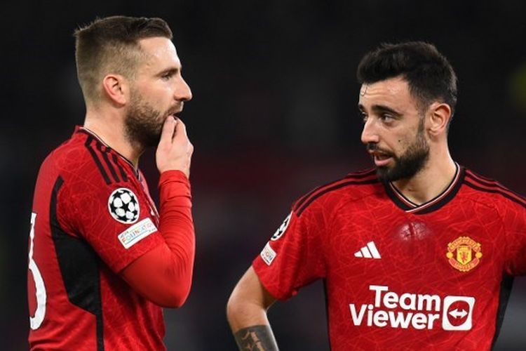 Ekspresi gelandang Manchester United, Bruno Fernandes (kanan), dalam laga melawan Bayern Muenchen pada matchday terakhir Grup A Liga Champions 2023-2024 di Stadion Old Trafford, Selasa (12/12/2023) malam waktu setempat. Man United kalah 0-1 dari Bayern sehingga gugur dari Liga Champions. (Foto oleh: PETER POWELL / AFP)