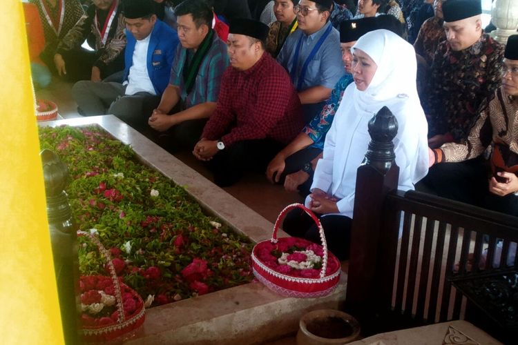 Gubernur Jawa Timur Khofifah Indar Parawansa berdoa di pusara Makam Bung Karno di Kota Blitar, Minggu (25/6/2023)