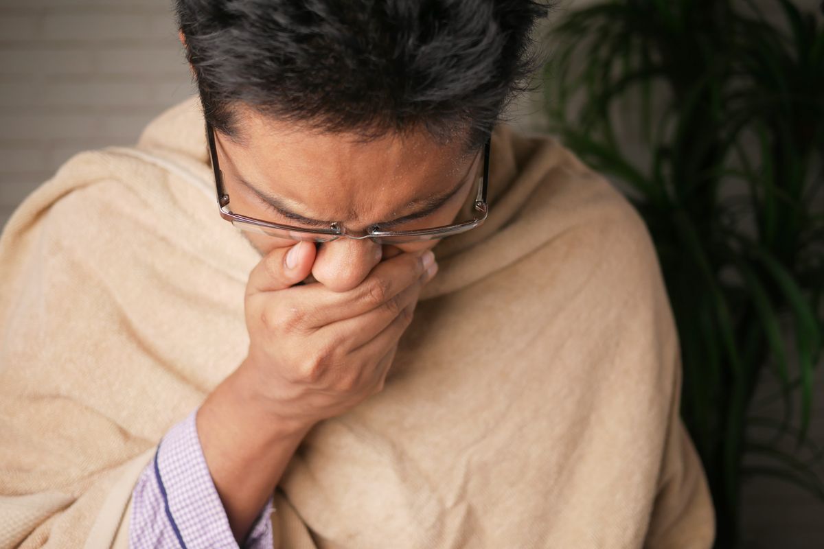 Tenggorokan gatal bisa disertai dengan gejala lain, yang tentunya bergantung pada kondisi kesehatan yang kita alami.