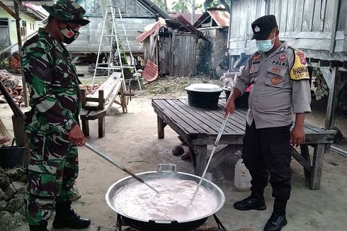 Antisipasi Kelangkaan Selama Ramadhan, Polisi dan Anggota TNI Buat Minyak Kelapa Bersama Warga