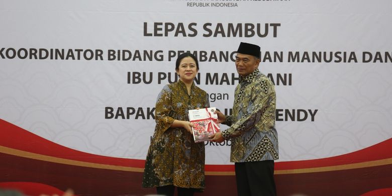 Puan Maharani saat menyerahkan jabatan Menko PMK ke Muhadjir Effendy di Kemenko PMK, Jakarta, Kamis (24/10/2019).