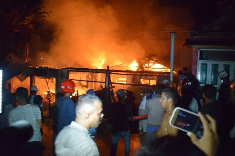 Sebuah toko sembako yang berada di Kelurahan Wangkanapi, Kecamatan Wolio, Kota Baubau, Sulawesi Tenggara, ludes dilalap api,Kamis (27/4/2017) sekitar pukul 00.00 Wita. Seorang penjaga toko, Adan (13), ditemukan tewas terpanggang dalam sebuah kamar yang berada di dalam toko tersebut.